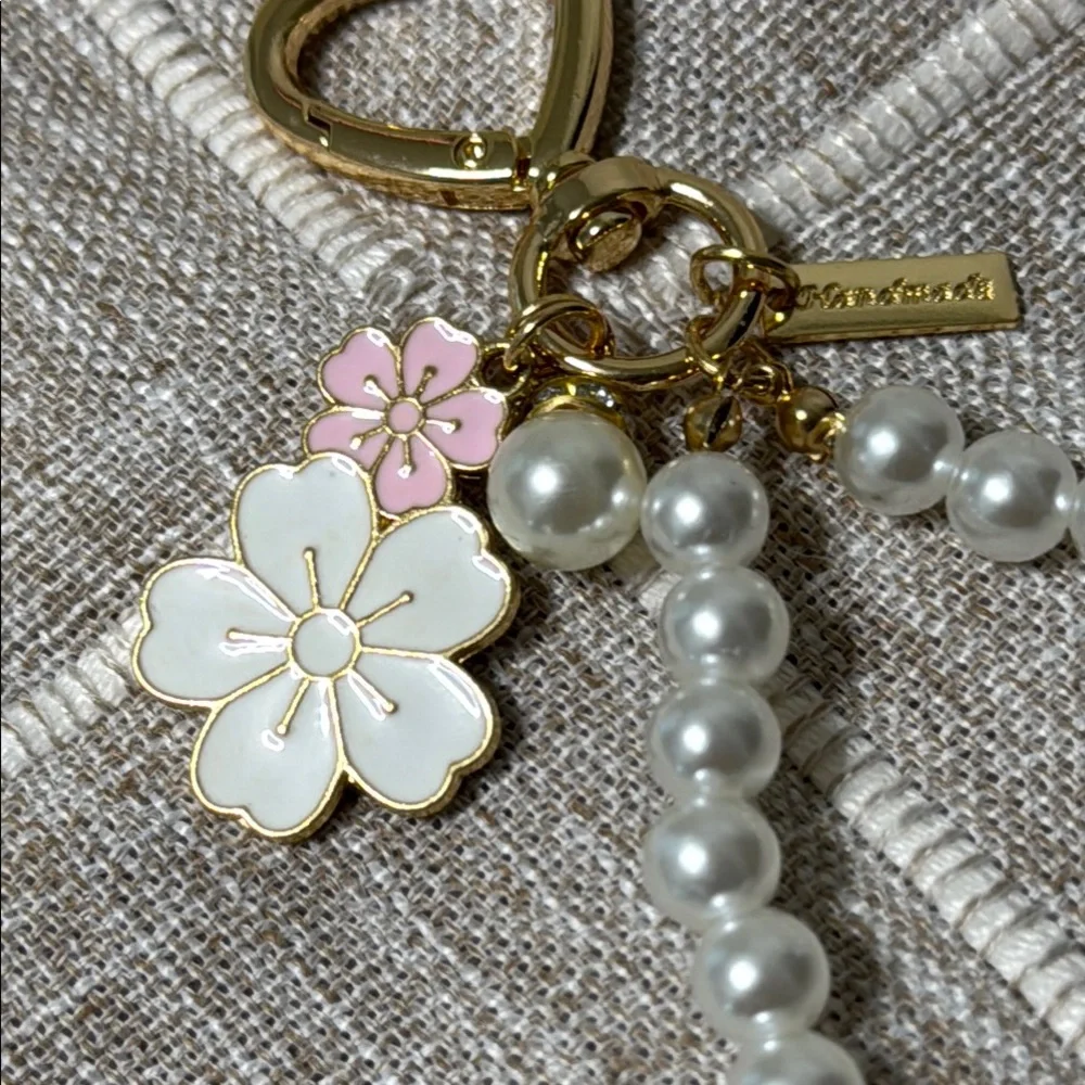 🌸✨ Pearl Beaded Keychain with Floral Charm – Elegant Pink & Gold Keychain